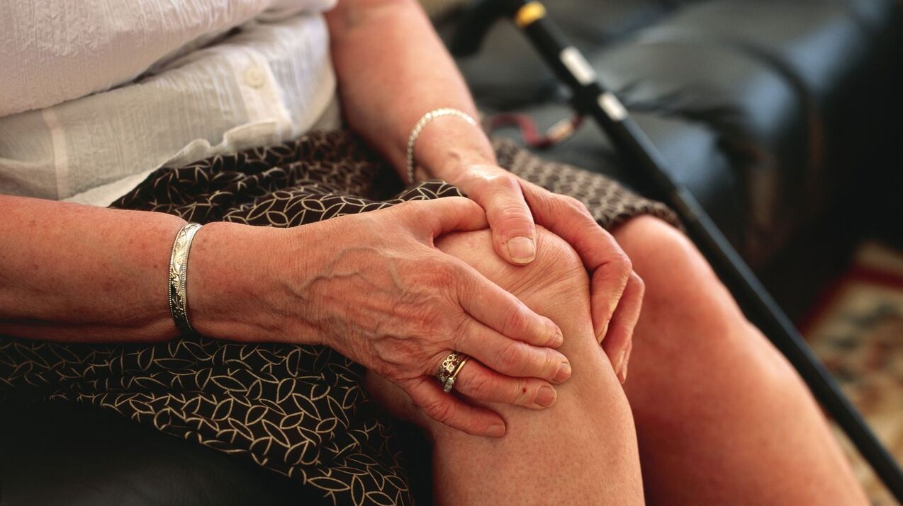 Artroza genunchiului la o femeie în vârstă