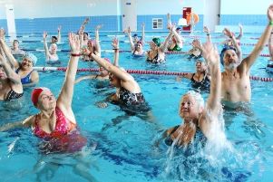 Înotul în piscină poate ajuta la oprirea deteriorării articulațiilor