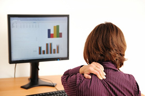 Osteocondroză cervicală la o femeie așezată la un computer